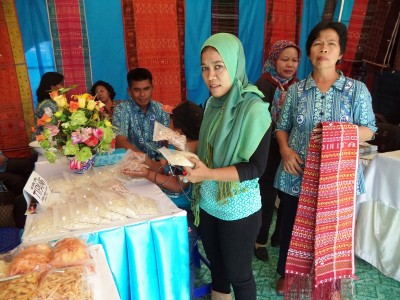 Sejumlah pengunjung yang memadati lokasi penjualan oleh-oleh dari Balige. SUMUT BERITA | TAMBOS HUTAGAOL