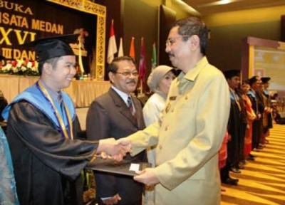 Wagubsu memberi ucapan selamat kepada wisudawan.  SUMUT BERITA | ZULKIFLY