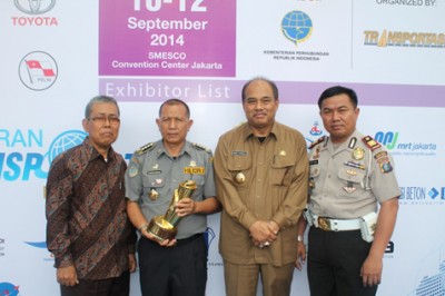 Walikota Tebing Tinggi, Ir H Umar Zunaidi Hasibuan, MM Kadis Perhubungan dan Kasatlantas Polres Tebing Tinggi AKP Muri Yasnal, SH berfose usai menerima penghargaan.   SUMUT BERITA | AGUSWAN SINAGA