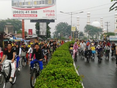 Ribuan peserta saat mengikuti Fun Bike.  SUMUT BERITA | IBNU PILLIANG