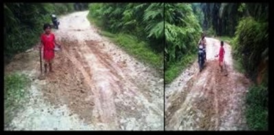 Indriani saat menimbun jalan dengan tanah.  SUMUT BERITA | IBNU PILLIANG