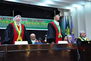 Prof Ginda Haro dan Prof Zuriah Sitorus pada acara pengukuhan guru besar USU. SUMUT BERITA | YUNITA SIMANGUNSONG