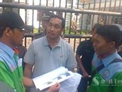 Ketua IPEPMA Labuhan Batu saat menyerahkan berkas kepada perwakilan Kejatisu. SUMUT BERITA | FENDRY NABABAN