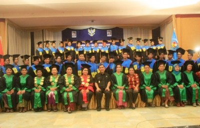 Mahasiswa Ahli Madya Akademi Kebidanan Pemkab Karo angkatan XIII berfoto bersama Plt. Bupati Karo, Terkelin Brahmana, SH. SUMUT BERITA | BARON PURBA