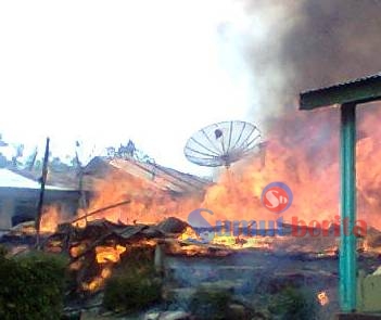 Kobaran api melalap sepuluh rumah di Desa Singgamanik. SUMUT BERITA | BARON PURBA