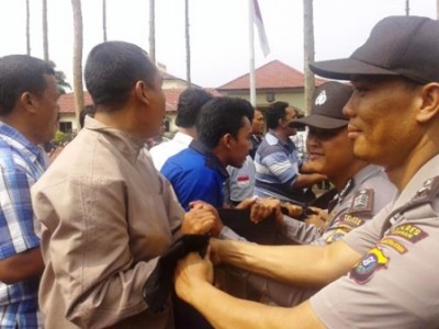 Polres Asahan saat menggelar simulasi kerusuhan pilkada. SUMUT BERITA | IBNU PILLIANG