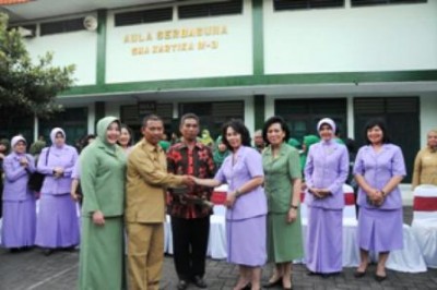 Ketua Umum Dharma Pertiwi berfose bersama pegawai Dinas BKKBN dan peserta bakti social.   SUMUT BERITA | DAVID RICO