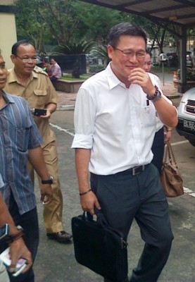Tandeanus saat keluar meninggalkan Poldasu.  SUMUT BERITA | SOEKRY LUBIS