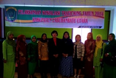 Panitia sosialisasi Trafiking berfoto bersama narasumber.     SUMUT BERITA | FACUNDUS B TAMBA