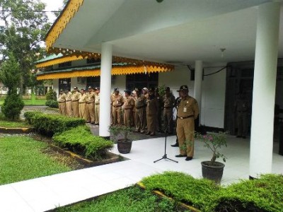 Kadis Pendidikan Kabupaten Langkat saat memimpin apel. SUMUT BERITA | BOY