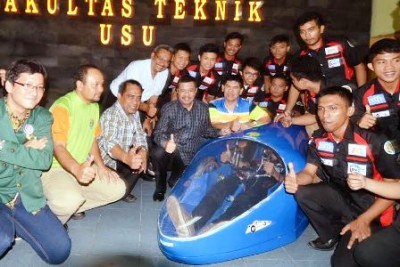 Wagub Sumut Tengku Erry Nuradi berphoto bersama dengan dosen dan mahasiswa Fakultas Teknik Elektro USU usai launcing mobil listrik Evet USU di aula Fakultas Teknik Elektro USU kemarin.  SUMUT BERITA | WIN's