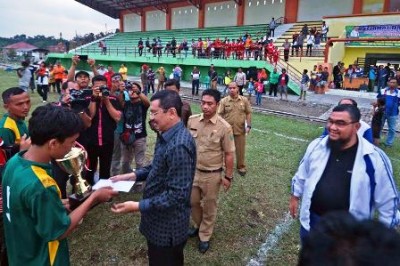 WagubSU Tengku Erry Nuradi dan Ketua Asosiasi PSSI Sumut Ir H Kamaluddin Harahap MSi usai menyerahkan trofi dan dana pembinaan. SUMUT BERITA | ROPO