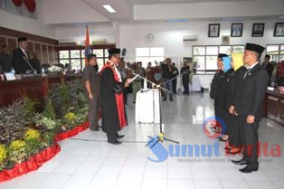 Bupati Labuhanbatu dr H Tigor Panusunan Siregar, SpPD menyaksikan Pelantikan para Pimpinan DPRD. SUMUT BERITA | FENDRY NABABAN