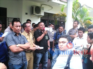 Kepala Dinas Kehutanan Kabupaten Asahan, Ir. Mangara Sitorus dan Kepala Polisi Kehutaan, TR Nainggolan saat berdialog dengan pengunjuk rasa. SUMUT BERITA | FIRMA PANE