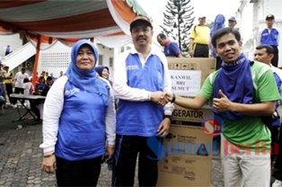 Wakil Gubernur Sumatera Utara HT Erry Nuradi ST ,MSi melepas gerak jalan sehat yang diikuti keluarga besar Korps Pegawai Negeri (Korpri) Sumut di Halaman KAntor GUbsu Jalan Diponegoro, Sabtu (29/11). SUMUT BERITA | HERIANTO SEMBIRING