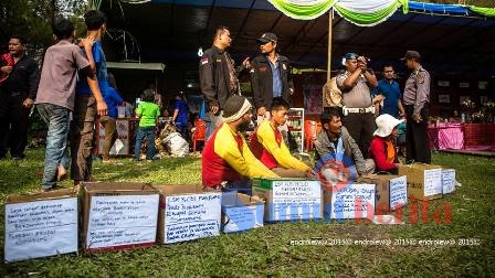Para korban erupsi Sinabung saat "ngemis" di gelaran acara Pesta Budaya Mejuah-juah. Foto/Endro Lewa