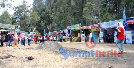 Stand pameran pada Pesta Budaya Mejuah-juah didominasi sejumlah pihak swasta yang bergerak dalam bidang jasa daripada menampilkan kearifan lokal daerah Karo. Foto/pardi simalango Stand pameran pada Pesta Budaya Mejuah-juah didominasi sejumlah pihak swasta yang bergerak dalam bidang jasa daripada menampilkan kearifan lokal daerah Karo. Foto/pardi simalango