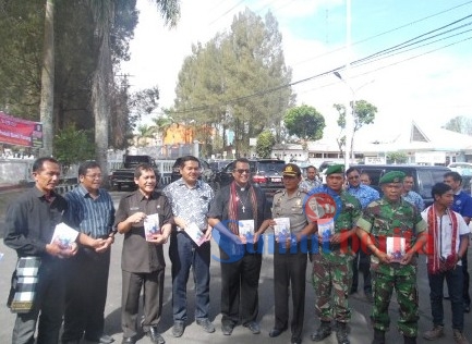 Peringatan Hari Narkoba Internasional diperingati di Makam Pahlawan Kabanjahe dengan pembagian buku “Ketika Tuhan Melawat Aku”. SUMBER/pardi simalango