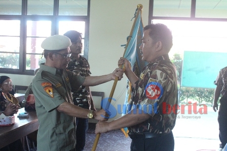 Penyerahan pataka oleh Sekjen PD II GM FKPPI Sumut, Jhon Srikana Sebayang S.Sos kepada Ketua GM FKPPI 0205/TK terpilih, Semanta Geraldi Meliala SE. SUMBER/pardi simalango