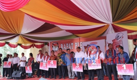 Tujuh paslon bupati Karo yang menerima nomor urut akan mengikuti tahapan Pilkada, 9 Desember 2015 mendatang. SUMUTBERITA/pardi simalango