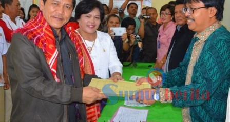 Terkelin Brahmana SH (Incumbent) bersama Nursianna br Surbakti SE saat mendaftar ke KPU Kab Karo beberapa waktu lalu. SUMUTBERITA/Ist