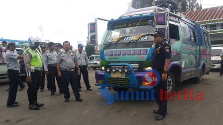 Kadishub Karo Drs Lesta Karo-Karo didampingi Kabid Teknik Keselamatan Kenderaan Bermotor, Frolin Perangin-angin dan anggota Lantas Polres Karo saat uji KIR bus AKDP di Terminal Tiga Baru Kabanjahe. SUMUT BERITA/pardi simalango