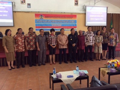 Bupati Karo Terkelin Brahmana foto bersama Direktorat Jenderal Perimbangan Keuangan Kementerian Keuangan RI usai digelarnya acara Sosialisasi Kebijakan Dana Desa. SUMUT BERITA/pardi simalango