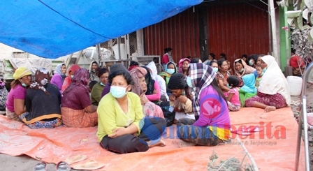 Ratusan masyarakat Desa Naman, Kec Naman Teran gelar aksi demo, Senin (3/8/15). Aksi ini didasari karena minimnya perhatian Pemerintah Kabupaten (Pemkab) Karo kepada mereka yang bermukim. SUMUT BERITA/pardi simalango