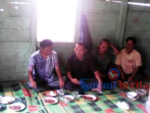Saut Marulak Sitanggang bersama Hatoguan saat membahas pemugaran situs budaya Sitanggang.