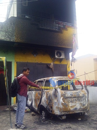 Mobil dan salon Korban yang terbakar. 