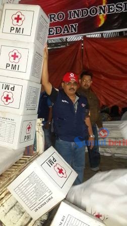 Ketua PMI Karo, dr. Jasura Pinem saat turun langsung menyalurkan bantuan kepada pengungsi. SUMUT BERITA/Ist