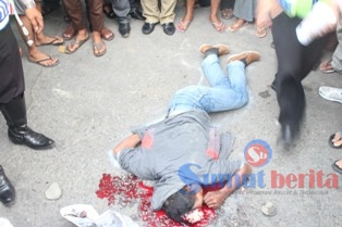 Korban terkapar ditengah jalan dengan kondisi bagian isi kepala mengeluarkan darah dan otak yang berceceran.