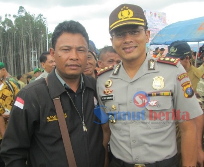 Direktur Khusus Bidang Intelijen DPD LSM Pemantau Korupsi Keuangan dan Asset Negara (PEKKAN-RI) Kab Karo, Bangun Silalahi (kiri) ketika diabadikan bersama Kapolres Karo AKBP Viktor Togi Tambunan SIk. SUMBER/dok