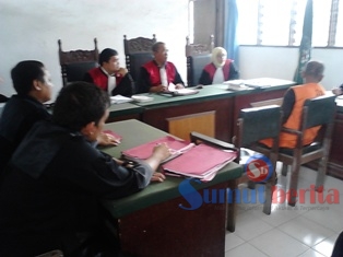 Das mendengarkan pembacaan surat tuntutan di PN Labuhan Deli.