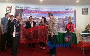 Bupati Samosir memberi Ulos kepada Deputi Jasa Ilmiah, LIPI. 