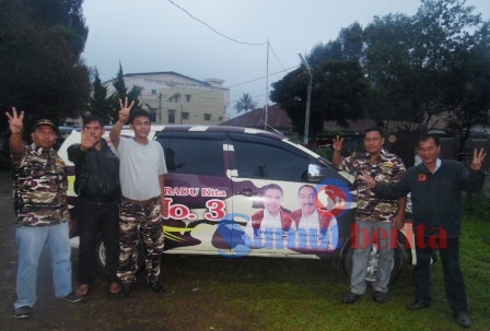 Ketua PC GM FKPPI 0205 Tanah Karo Malemin Purba SE (dua dari kanan) didampingi Plt Sekretaris Daniel Tarigan bersama jajaran pengurus mengacungkan tangan 3 jari. SUMUTBERITA/pardi simalango
