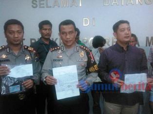Wakapolresta Medan, AKBP Hondawan Naibaho (tengah) didampingi Kasat Reskrim Polresta Medan (kanan) dan Kapolsek Delitua (kiri) saat memaparkan tangkapan sindikat penjualan bayi.