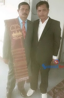 Sinaga (mamakai ulos) semasa hidup.