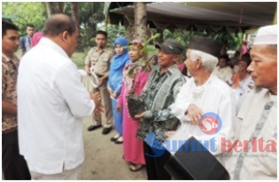 Walikota Tebingtinggi menyerahkan sejumlah bantuan seperti bibit pohon, bibit ikan, akte lahir gratis kepada warga. 