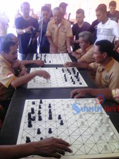 Sebelum dimulainya Turnamen, pengurus PERCAKASU memperagakan permainan catur karo yang akan dipertandingkan usai Pelantikan