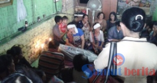 Suasana di rumah duka korban.