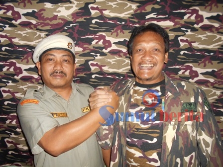 Ketua PC FKPPI 0205 Tanah Karo, Adil Musahur Sembiring salam komando bersama Sekretaris, Gelora Tarigan. SUMBER/pardi simalango