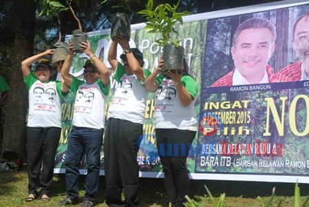 Ramon Bangun dan Edi Ulina bersama alumni ITB disela-sela penanaman pohon. SUMBER/baron purba
