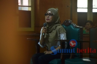 Yayuk Suprapti mantan kepala sekolah SMP swasta Budi Utomo menjalani siding perdana kasus dugaan korupsi rehabilitasi gedung di SMP Swasta Budi Utomo, Cikampak, Labuhan Batu Selatan, di PN Medan.