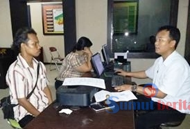 Wartawan Lamhot Sitorus saat buat laporan penganiayan di Polres Labuhanbatu.