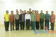 Sekda Nisel, Foarota Laoli MH berfoto bersama panitia pelaksana Natal Oikumene dan Pasar Natal 2015 Nisel.