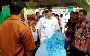 Walikota Tebing Tinggi Ir H Umar Zunaidi Hasibuan, MM berdialog dengan warga sebelum meninggalkan arena pelaksanaan kegiatan rutin Jum'at Keliling.