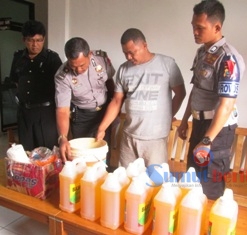 Barang bukti yang digunakan sebagai campuran Herbisida palsu.