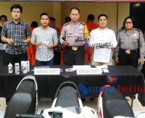 Kapolresta Medan Kombes Pol Mardiaz Kusin Dwihananto bersama Kasat Reskrim Kompol Aldi Subartono serta Kanit Pidum AKP Bayu P Samara saat memaparkan hasil tangkapan.