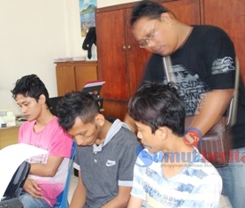 Ketiga tersangka saat menjalani pemeriksaan di ruang Sat Narkoba Polres Tebingtinggi.